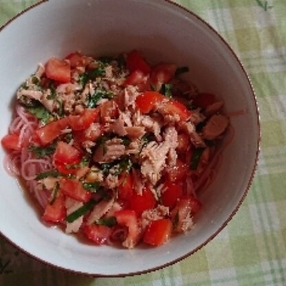 あ～,美味しかった。
もらいものの素麺(ピンク)、ノンオイルのツナ缶で作りました。ゴマ油を入れているので、コクもあるし、短時間でできて良かったです。